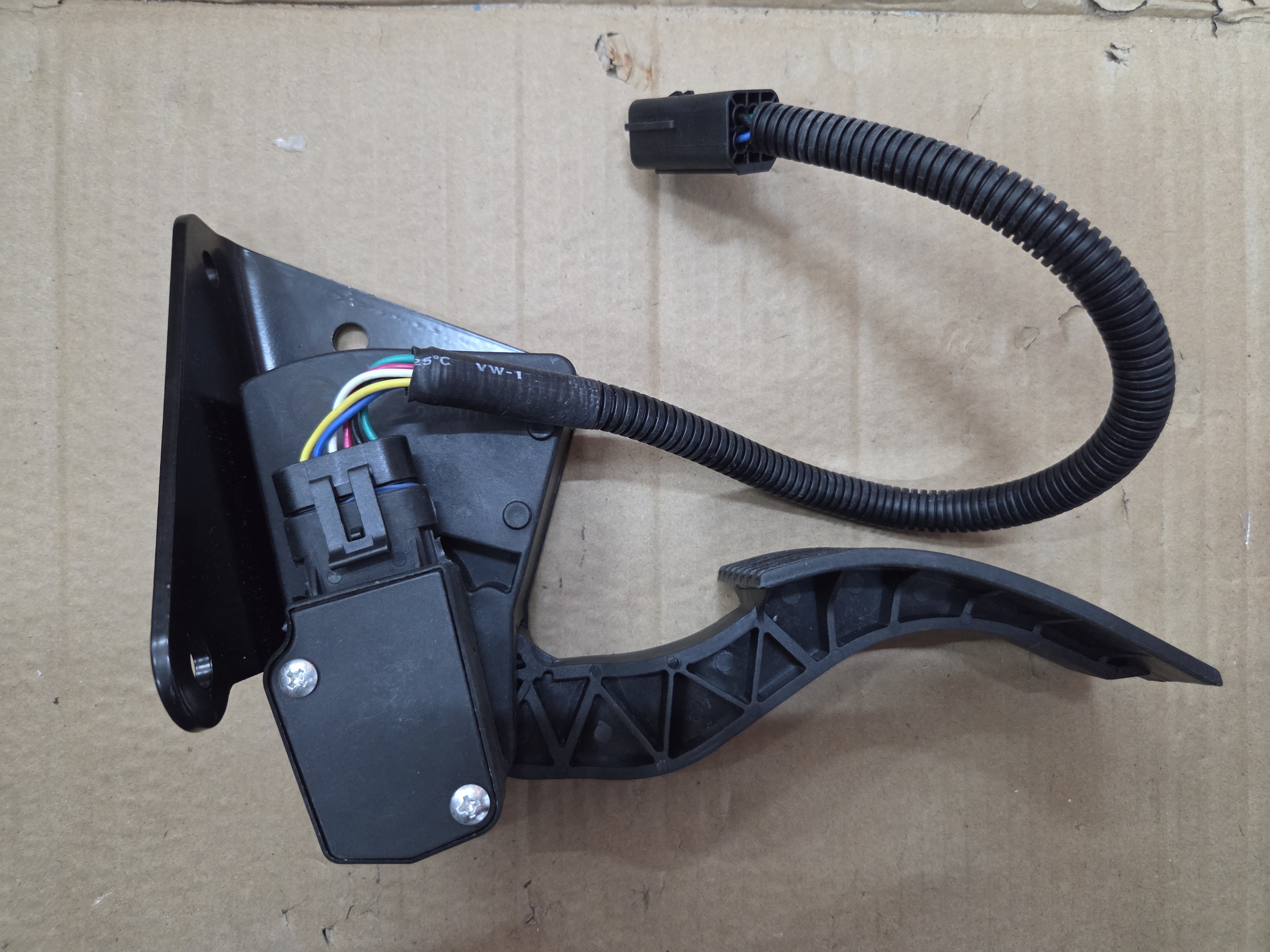 Педаль газа F2000/3000 DZ93189570083 Техноиндустрия Челябинск